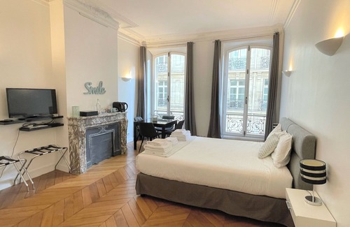 Faubourg-du-Roule Bed & Breakfast | Paris Square