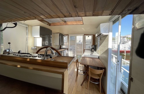 Asnieres-sur-Seine Boat Rental | PARIS Unusual house on the Seine, 15 minutes from the Invalides,