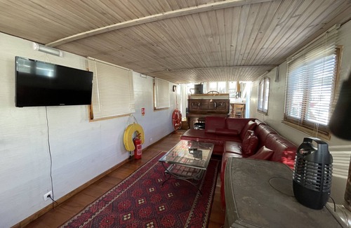 Asnieres-sur-Seine Boat Rental | PARIS Unusual house on the Seine, 15 minutes from the Invalides,
