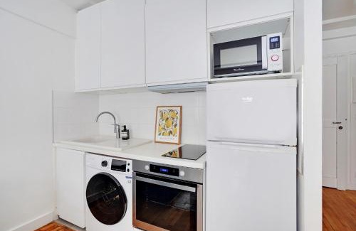 17th Arrondissement Apartment | Parisian Charm Porte Maillot