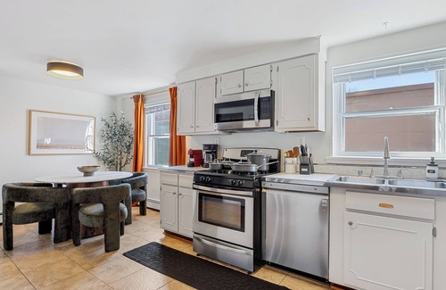 Old Town Alexandria House | Park 4 Cars < > A Stunning Old Town Xcape