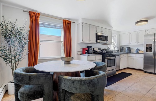 Old Town Alexandria House | Park 4 Cars < > A Stunning Old Town Xcape
