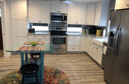 Stone Harbor Apartment | Park and Walk to Beaches, Bay, Shopping, Bars and Dining