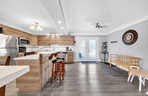Leamington Apartment | Park Bungalow #4 - Seacliff Beach Suites