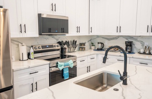 North Charleston House | Park Circle Spacious Oasis:Hot Tub Backyard 4BR 3 Kings Full Kitchen Game Room