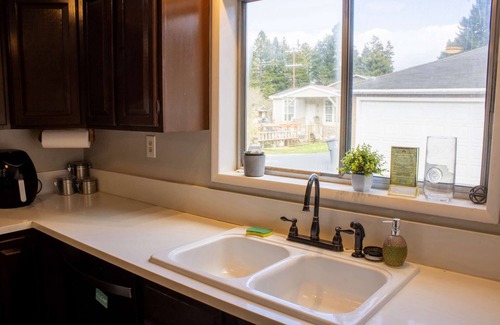 Eureka House | "Park Place" @ #RedwoodSkyWalk & Sequoia Park Zoo: 5BD*, Pool Table, Game Room, Kiva, Gas Grill!