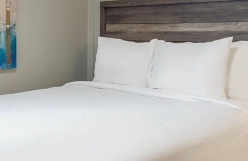 North Park City Hotel | Park Plaza Resort with Pool. Your Next Space