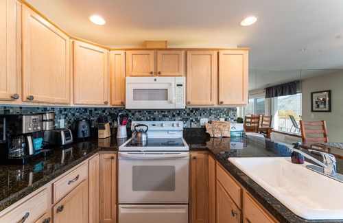 Chelan Condo | Park Pointe C204 - Community Pool/Hot tub