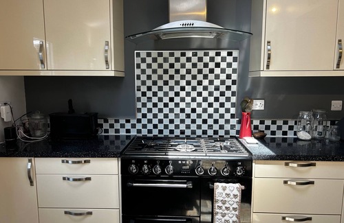 Faringdon House | Park Road Retreat (Cosy & convenient - family and pet friendly home)