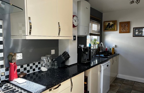 Faringdon House | Park Road Retreat (Cosy & convenient - family and pet friendly home)
