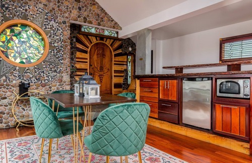 Ithaca Apartment | Park Suite: Luxury, artistically decorated suite with garden tub