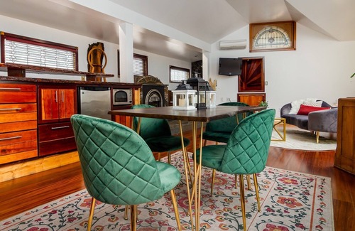 Ithaca Apartment | Park Suite: Luxury, artistically decorated suite with garden tub