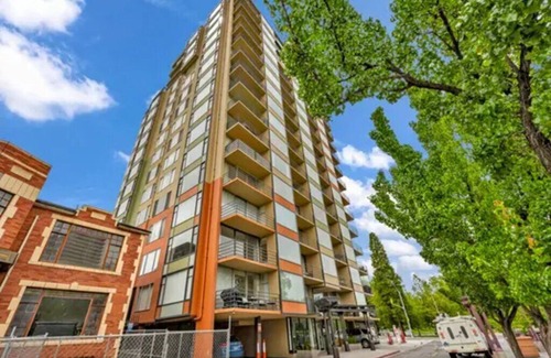 Downtown Reno Apartment | Park Tower Studio:Located in Midtown Reno w/great mountain & river rooftop view