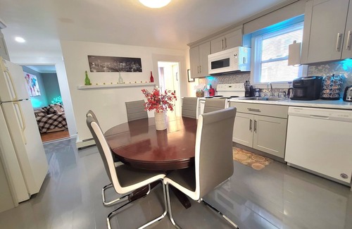 Quincy Apartment | Park view Apt-2 - Free Parking & private entrance