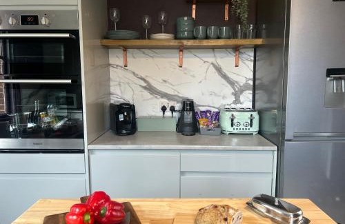 Wisbech House | Park View is a beautiful whole entire house close to town centre, sleeps 8 in 4 rooms, 2 doubles and 4 single beds with 2 shower rooms, available for holidays, insurance stays, trades people, contractors, pets welcome