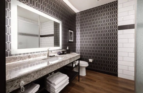 Parker Hotel | Parker Stay | 1 Unit | Central Mainstreet Location