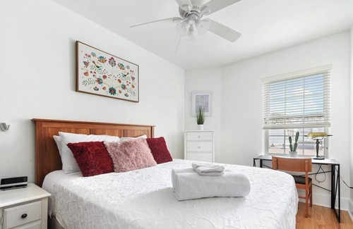 Bloomfield Apartment | ♥Parking~5★Location♛Queen Bed♥West Penn♥10min DT★