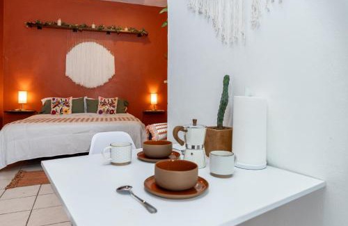 North End Apartment | Parking, 6min to Beach & Downtown, High-Speed WiFi, Laundry Service, KingBed, PetsOK