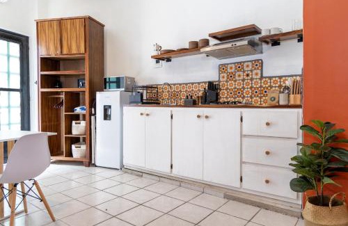 North End Apartment | Parking, 6min to Beach & Downtown, High-Speed WiFi, Laundry Service, KingBed, PetsOK