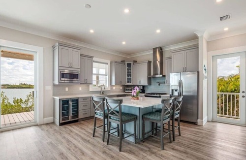 Key West House | Parking, Pool & Dock - Mastway House