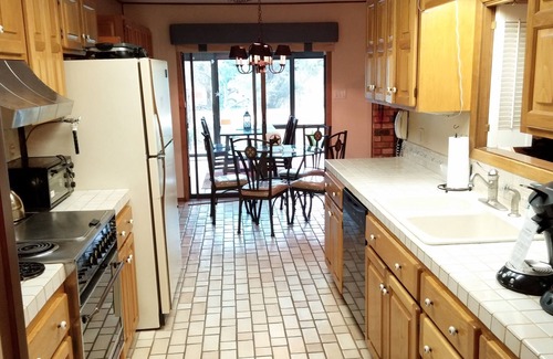 North San Antonio - SAT House | PARKLIKE YARD w/DEER ON 1ACRE 3000SQFT, SUNROOM, INDOOR HOT TUB, WiFi & INTERNET