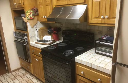 North San Antonio - SAT House | PARKLIKE YARD w/DEER ON 1ACRE 3000SQFT, SUNROOM, INDOOR HOT TUB, WiFi & INTERNET