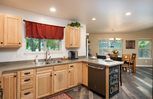 Bozeman House | Parkside Chalet 🏡 With Hot Tub & King beds 👑