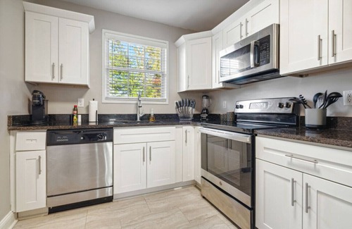 Midtown Apartment | *Parkside KING SUITE in Midtown with FREE parking*