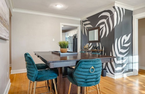Midtown Apartment | *Parkside KING SUITE in Midtown with FREE parking*