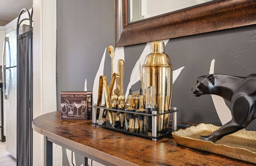 Midtown Apartment | *Parkside KING SUITE in Midtown with FREE parking*