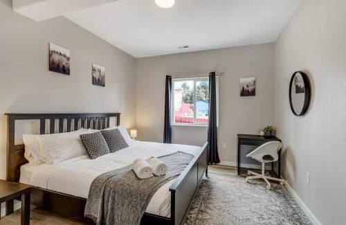 Monument House | Parkside Ridge Cozy Escape w Hot Tub & Views