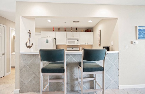 Osage Beach Condo | Parkview Bay Condo Overlooks Pool & Lake, Great Location Near Mall, Free Wi-Fi!