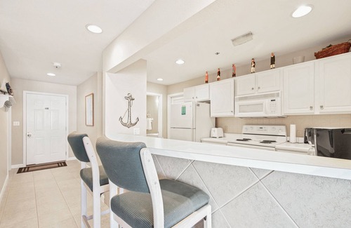 Osage Beach Condo | Parkview Bay Condo Overlooks Pool & Lake, Great Location Near Mall, Free Wi-Fi!