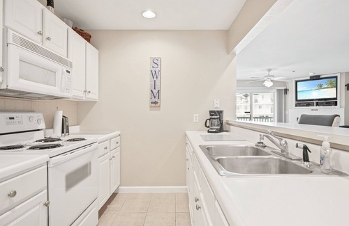 Osage Beach Condo | Parkview Bay Condo Overlooks Pool & Lake, Great Location Near Mall, Free Wi-Fi!