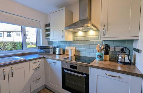 Carnoustie House | Parkview Cottage - Lovely home with cosy fireplace