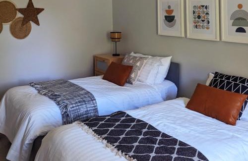 Carnoustie House | Parkview Cottage - Lovely home with cosy fireplace