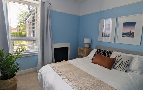 Carnoustie House | Parkview Cottage - Lovely home with cosy fireplace