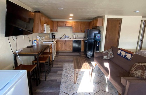 Gardiner Apartment | ParkWay Yellowstone Guest HousenYellowstone Riverside studio #6