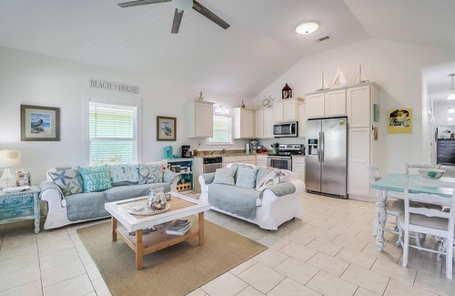 Mississippi City House | Parrothead Escape-3BD/2BA- 1 block from beach - Pet Friendly