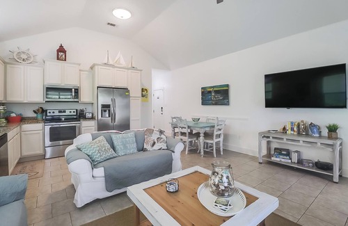 Mississippi City House | Parrothead Escape-3BD/2BA- 1 block from beach - Pet Friendly