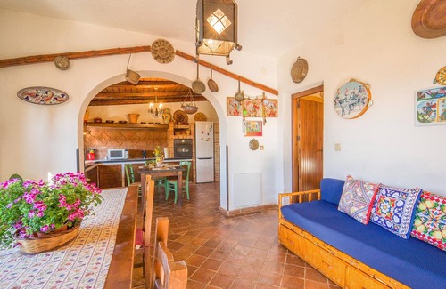 Partinico House | Part of a two-family house on a small hill overlooking the Gulf of Castellammare del Golfo.