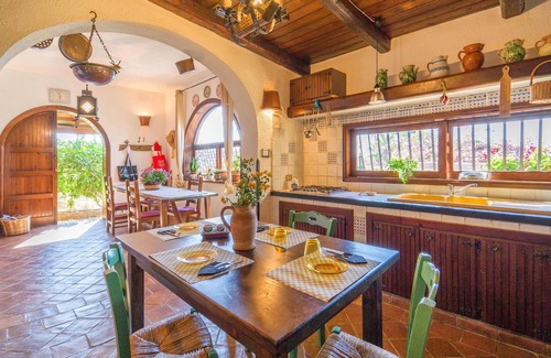 Partinico House | Part of a two-family house on a small hill overlooking the Gulf of Castellammare del Golfo.