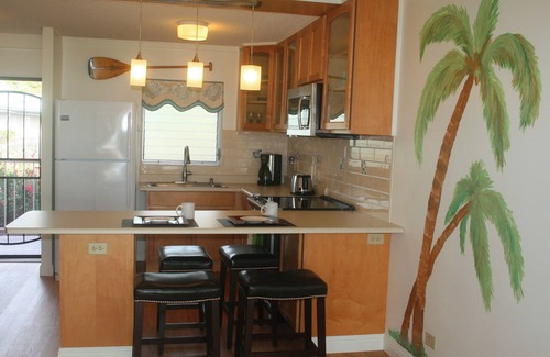Historic Kailua Village Condo | Partial Ocean View Condo in Center of Kailua Kona
