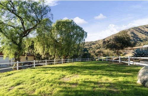 Los Angeles County House | Party pool house with mountain view