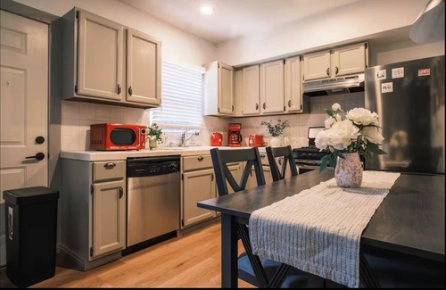 Pasadena Apartment | Pasadena 3-BR AC House: Close to Old Town, Rose Bowl & Caltech with king bed!