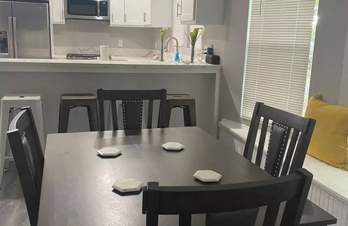 North Central House | Pasadena home get away