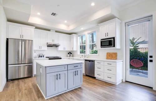 Lamanda Park House | Pasadena Retreat: Modern Home w/Lush Backyard