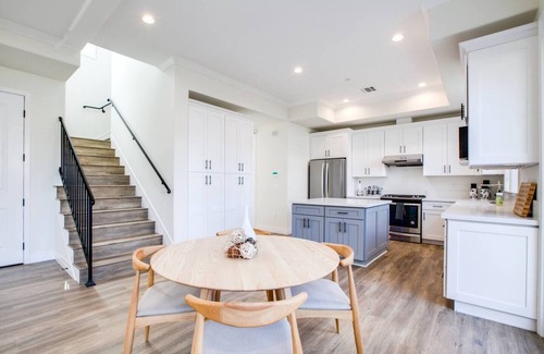 Lamanda Park House | Pasadena Retreat: Modern Home w/Lush Backyard