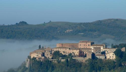 San Giovanni d'Asso Villa | Pasqui Villas La Consuma villa storica in paese con vista pscina WiFi