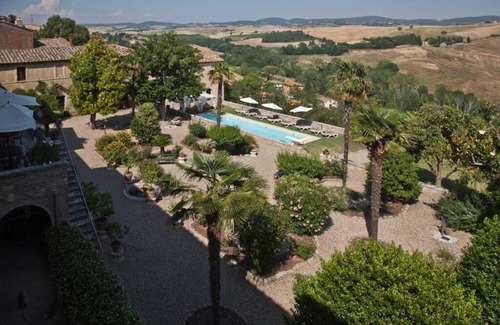 San Giovanni d'Asso Villa | Pasqui Villas La Consuma villa storica in paese con vista pscina WiFi